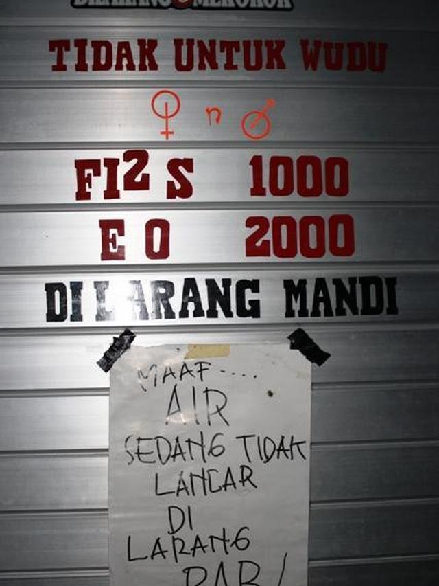 6 Pemberitahuan Kocak di Toilet Umum Ini Bikin Senyum Tipis