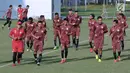 Pemain Persija berlari kecil saat latihan resmi penyisihan Grup H Piala AFC 2018 melawan Johor Darul Takzim di Lapangan B Kompleks GBK, Jakarta, Senin (9/4). Laga akan digelar, Selasa (10/4). (Liputan6.com/Helmi Fithriansyah)