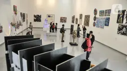 Suasana pameran di Ruang Galeri Seni, Taman Ismail Marzuki (TIM), Cikini, Menteng, Jakarta Pusat, Rabu (8/6/2022). Pameran ini menampilkan berbagai karya seni kontemporer, kaligrafi, batik, dan lain sebagainya. (merdeka.com/Iqbal S. Nugroho)