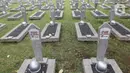 Sejumlah makam yang ada di area pemakaman di Taman Makam Pahlawan (TMP) Kalibata, Jakarta, Rabu (10/11/2021). Hari ini banyak yang mendatangi TMP Kalibata untuk mengingat jasa para pahlawan dan sebagai upaya memperingati Hari Pahlawan yang diperingati setiap tanggal 10 November. (Liputan6.com/Herm