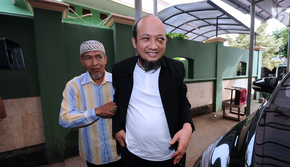 Penyidik KPK, Novel Baswedan (kanan) saat tiba di depan masjid Al-Ikhsan di sekitar kediaman di kawasan Kelapa Gading, Jakarta, Kamis (22/2). Novel kembali dalam proses pemulihan sambil menunggu operasi tahap kedua. (Liputan6.com/Helmi Fithriansyah)