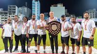 Milomir Seslja dengan trofi juara Liga Maladewa bersama klub Maziya. (Dok Pribadi Milomir Seslija)