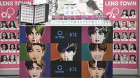 Sebuah poster komersial yang menunjukkan anggota boyband K-pop, BTS, terlihat di luar toko lensa kontak di Seoul, Selasa (1/9/2020). Bangtan Boys (BTS) menjadi artis Korea Selatan pertama yang berhasil menempati puncak Billboard Hot 100 dengan lagu Dynamite. (Jung Yeon-je/AFP)