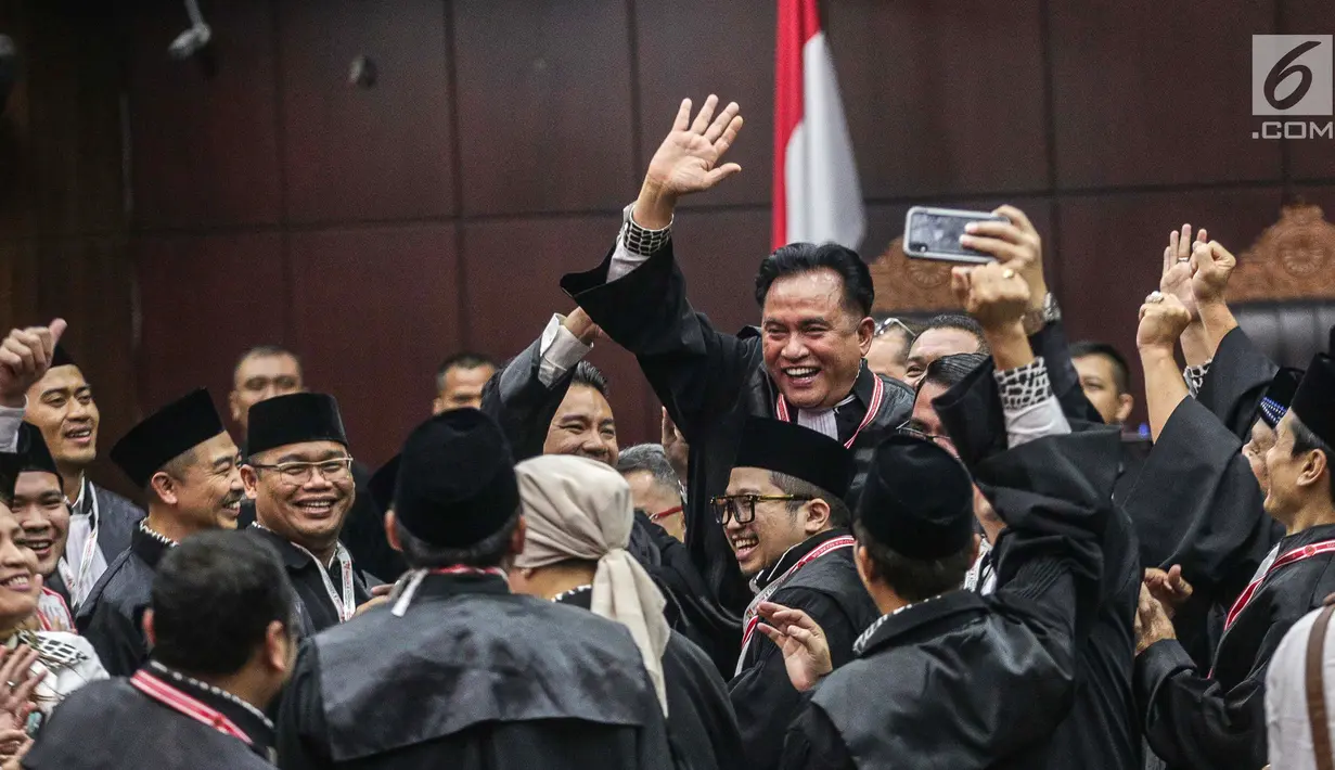 Ketua Tim Hukum Jokowi-Ma'ruf Amin, Yusril Ihza Mahendra bereuforia usai putusan MK di Gedung MK, Jakarta, Kamis (27/6/2019). MK menolak seluruh gugatan hasil Pilpres 2019 yang diajukan Prabowo-Sandiaga Uno yang disepakati 9 hakim konstitusi tanpa dissenting opinion. (Liputan6.com/Faizal Fanani)