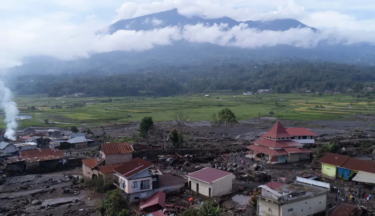<p>Hingga hari ini, Selasa (14/5/2024) tim penyelamat terus mencari sejumlah korban yang masih dinyatakan hilang. (AP Photo/Sutan Malik Kayo)</p>