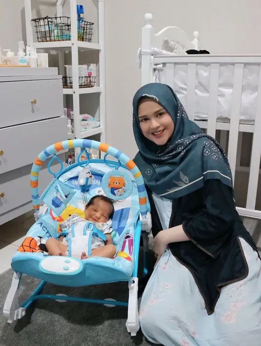 "Yang mandiin juga Roger. (Alasan malas mandiin dan ganti popok itu karena) kalau Roger ke anak itu lebih bawel, ini salah. Diomelin mulu kita. Jadi yaudah biar dia saja deh," jelas Cut Meyriska.  (Instagram/cutratumeyriska)