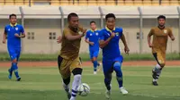 Persib B saat beruji coba melawan Persib senior di Stadion Si Jalak Harupat, Soreang. (Bola.com/Erwin Snaz)