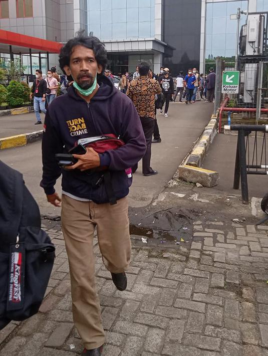 Para karyawan mengevakuasi diri dari kantor mereka tak lama setelah gempa mengguncang Serpong, Tangerang Selatan, Banten, Jumat (14/1/2022). Gempa magnitudo 6,7 yang berpusat di Banten pada pukul 16.05 WIB membuat kepanikan di berbagai daerah. (ANTO/AFP)