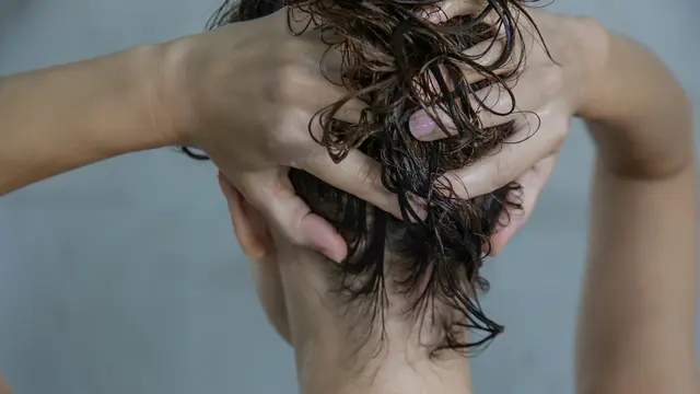 Eksfoliasi Kulit Kepala Ternyata Penting, Bagaimana Sih Cara Melakukannya?