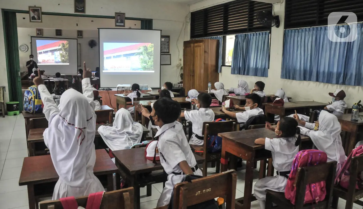 Antusias murid kelas 1 saat Masa Pengenalan Lingkungan Sekolah (MPLS) di Sekolah Dasar (SD) Negeri Jati 06 Pagi, Pulogadung, Jakarta Timur, Senin (11/7/2022). Dinas Pendidikan Dan Kebudayaan Provinsi DKI Jakarta memulai Tahun Ajaran Baru 2022/2023 pada hari ini secara Pembelajaran Tatap Muka (PTM) 100 persen. (merdeka.com/Iqbal S. Nugroho)