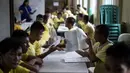 Narapidana mengerjakan soal Ujian Akreditasi Nasional dan Pemeriksaan Kesetaraan di Penjara Manila City, Filipina, Minggu (19/11). Sekitar 900 narapidana mengikuti ujian untuk menjadi modal pendidikan mereka jika bebas dari penjara. (NOEL CELIS/AFP)