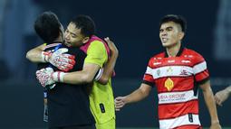 Kiper Madura United, Diky Indriyana, merayakan kemenangan atas Persebaya Surabaya pada laga BRI Super League di Stadion Gelora Bung Tomo, Surabaya, Jumat (17/04/2026). (Bola.com/M Iqbal Ichsan)