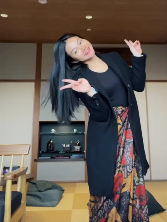 Saat tampil dengan atasan blazer dan inner hitam, penyanyi Indonesia ini memadukannya dengan kain batik colorfull. Dengan tampilan wajah natural menunjukan wajah cantik tanpa makeupnya. Credit: Instagram (@yurayunita)