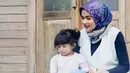 Mendampingi anak bermain pun bukan halangan bagi Sonya untuk mengenakan hijab dan busana yang modis. Seperti halnya yang ini, Sonya tampak simple dan elegan dan sosok keibuannya sangat terlihat. (Instagram/Sonyafatmala)