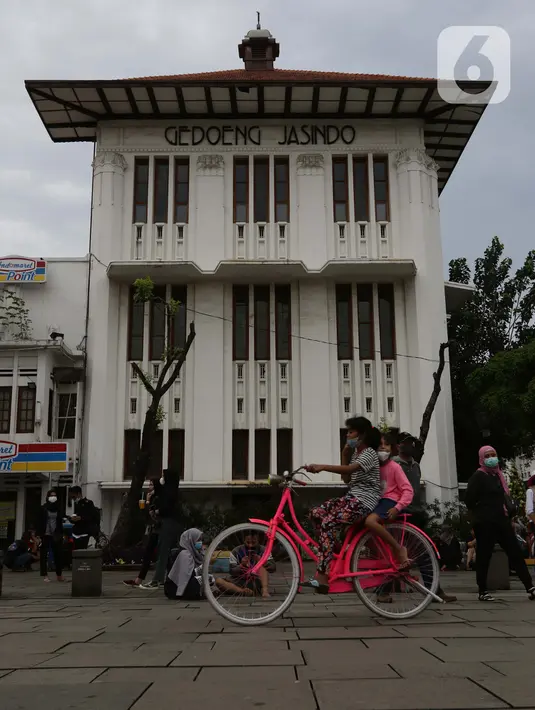 Anak-anak bermain sepeda di kawasan wisata Kota Tua Jakarta, Minggu (4/4/2021). Libur panjang perayaan Paskah 2021 dimasa pemberlakuan PPKM Berskala mikro dimanfaatkan sejumlah warga untuk berwisata di kawasan Kota Tua Jakarta. (Liputan6.com/Helmi Fithriansyah)