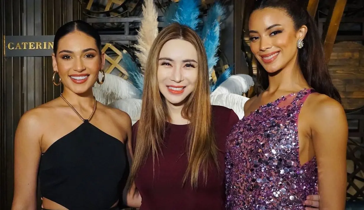 Di antara Andreania Martinez dan Miss Universe Republik Dominika Gabriela Dos Santos. Anne tampil simple dan chic dengan blouse lengan panjang dan celana panjang. [@annejkn.official]