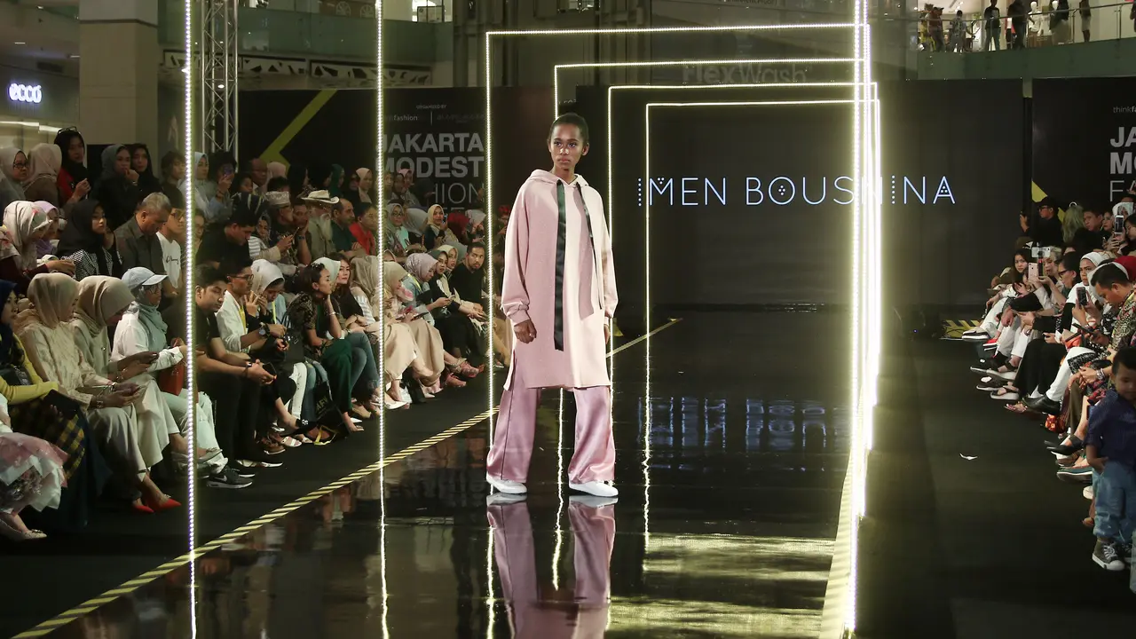 Imen Bousnina desainer modest wear asal Austria di JMFW