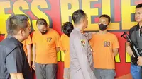 Kapolresta Pekanbaru berbincang dengan pembuat sabu yang ditangkap di Bangkalan Madura saat pengembangan penerima kiloan sabu dan ribuan pil ekstasi dari Bandara Pekanbaru. (Liputan6.com/M Syukur)