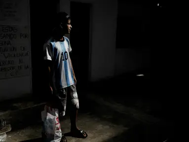 Junior Vazquez, 14 tahun, memegang sekantong makanan yang disumbangkan untuk keluarganya yang beranggotakan empat orang, di dapur umum di Buenos Aires, Argentina, Selasa, 28 Maret 2023. (AP Photo/Natacha Pisarenko)