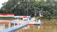 Aksi pengibaran di tengah sungai ini pun mendapat apresiasi dari Kolonel Inf Rano Tilaar SE,  Komandan Resor Militer (Korem) 052 Wijayakrana Jakarta. (Foto:Liputan6/Pramita Tristiawati?