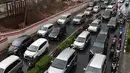 Kendaraan memadati arus lalu lintas di Jalan HR Rasuna Said, Kuningan, Jakarta, Jumat (18/1). Penyempitan jalan akibat pembangunan proyek light rail transit (LRT) berimbas pada kemacetan di kawasan tersebut. (Liputan6.com/Immanuel Antonius)