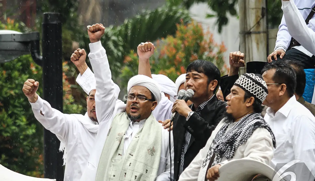 Habib Rizieq mengancam akan membentuk Gubernur DKI tandingan versi mereka jika Ahok tetap   dilantik menjadi gubernur. Tampak Haji Lulung ikut dalam aksi tersebut, Jakarta, Senin (10/11/2014) (Liputan6.com/Faizal Fanani)