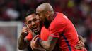 Penyerang Chile, Marcos Bolados (kiri) melakukan selebrasi dengan rekannya Arturo Vidal usai mencetak gol ke gawang Swedia pada pertandingan persahabatan internasional di Friends Arena, Stockholm, (24/3). Chile menang 2-1. (Anders Wiklund/TT via AP)