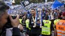 Kiper FC Porto, Diogo Costa memegang trofi Piala Portugal setelah mengalahkan SC Braga pada laga final Piala Portugal 2022/2023 di National Sports Center Jamor Stadium, Oeiras, Portugal (4/6/2023). Pada musim pertamanya, Diogo Costa langsung menjuarai Liga Portugal bersama FC Porto meski hanya tampil dalam 3 laga. Pada musim 2021/2022 ia mulai dipercaya menjadi kiper utama dan mampu merebut trofi kedua Liga Portugal. (AFP/Patricia De Melo Moreira)