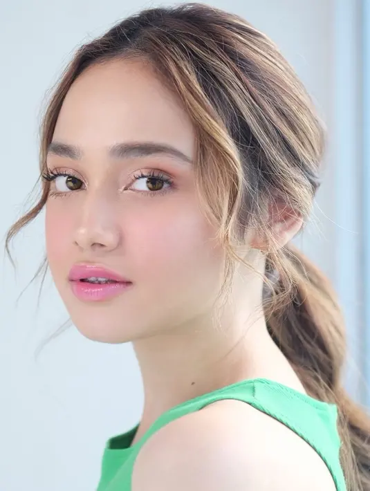 Bak remaja, Syifa Hadju tampil dengan makeup flawless dan pulasan lipstik glossy berwarna merah muda. [Foto: Instagram/ryanogilvy]