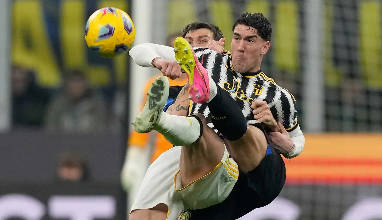 Inter Milan mendapatkan keuntungan dari gol bunuh diri Federico Gatti. (AP Photo/Antonio Calanni)