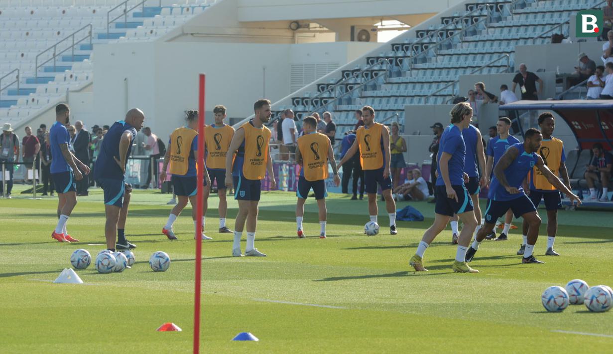 Pemain Timnas Inggris sedang berlatih untuk laga lanjutan Piala Dunia 2022 yang berlangsung di Al Wakrah Sports Complex, Qatar, Kamis (24/11/2022). (Bola.com/Ade Yusuf Satria)