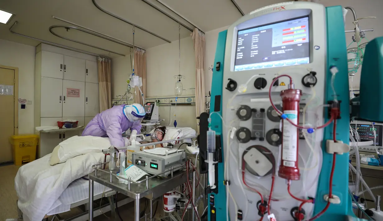 Pasien terinfeksi virus corona COVID-19 menerima perawatan Oksigenasi Membran Extracorporeal (ECMO) di rumah sakit Palang Merah di Wuhan, 28 Februari 2020. Covid-19 telah mewabah hingga ke lebih dari 60 negara dimana dari kasus-kasus infeksi, ada lebih dari 3.000 kematian yang terjadi.  (STR/AFP)