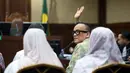 Tersangka kasus dugaan pemerasan dalam pengurusan sertifikat K3 di Kementerian Ketenagakerjaan yang juga mantan Wakil Menteri Ketenagakerjaan (Wamenaker), Immanuel Ebenezer Gerungan (Noel) mengangkat tangan sesaat sebelum persidangan di Pengadilan Tindak Pidana Korupsi (Tipikor) Jakarta pada Pengadilan Negeri Jakarta Pusat, Senin (19/1/2026). Hari ini, Senin (19/1/2026), mantan Wakil Menteri Ketenagakerjaan (Wamenaker), Immanuel Ebenezer Gerungan atau biasa dikenal dengan panggilan Noel menjalani sidang perdana terkait kasus dugaan pemerasan dalam pengurusan sertifikat K3 di Kementerian Ketenagakerjaan. (Kapanlagi.com/Budy Santoso)