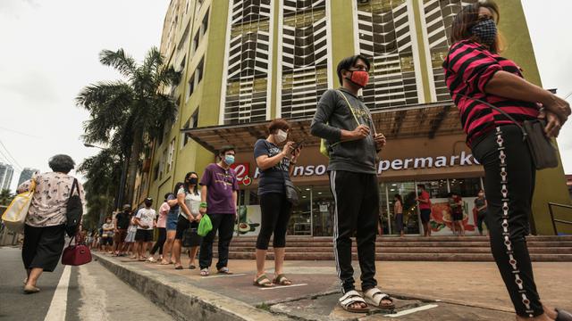 Warga di Filipina Membuat Jarak