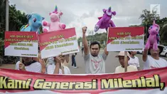 Puluhan massa yang tergabung dalam Komunitas Blogger Milenial (KBM) menggelar aksi #SaveUnicorn di Jakarta, Selasa (19/2). Massa mengaku kecewa terhadap pernyataan salah satu capres terkait unicorn saat debat kedua. (Liputan6.com/Faizal Fanani)