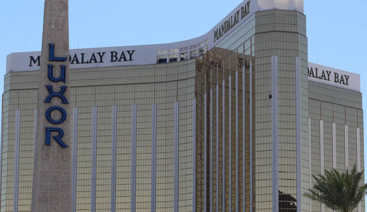 Sebuah jendela di lantai 32 Mandalay Bay Hotel and Casino pecah usai penembakan brutal di Las Vegas, Senin (2/10). Stephen Paddock melepaskan tembakan ke arah kerumunan massa yang tengah menyaksikan festival musik country di dekat resort itu. (AP Photo)