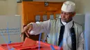 Pemilih memasukkan kertas suara di sebuah TPS di Sabha, Selatan Libya, (25/6/2014). (REUTERS/Saddam Alrashdy)