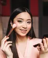 Diperlukan teknik yang tepat untuk mengaplikasikan concealer agar menghasilkan makeup yang natural. [Dok/freepik.com/lookstudio]