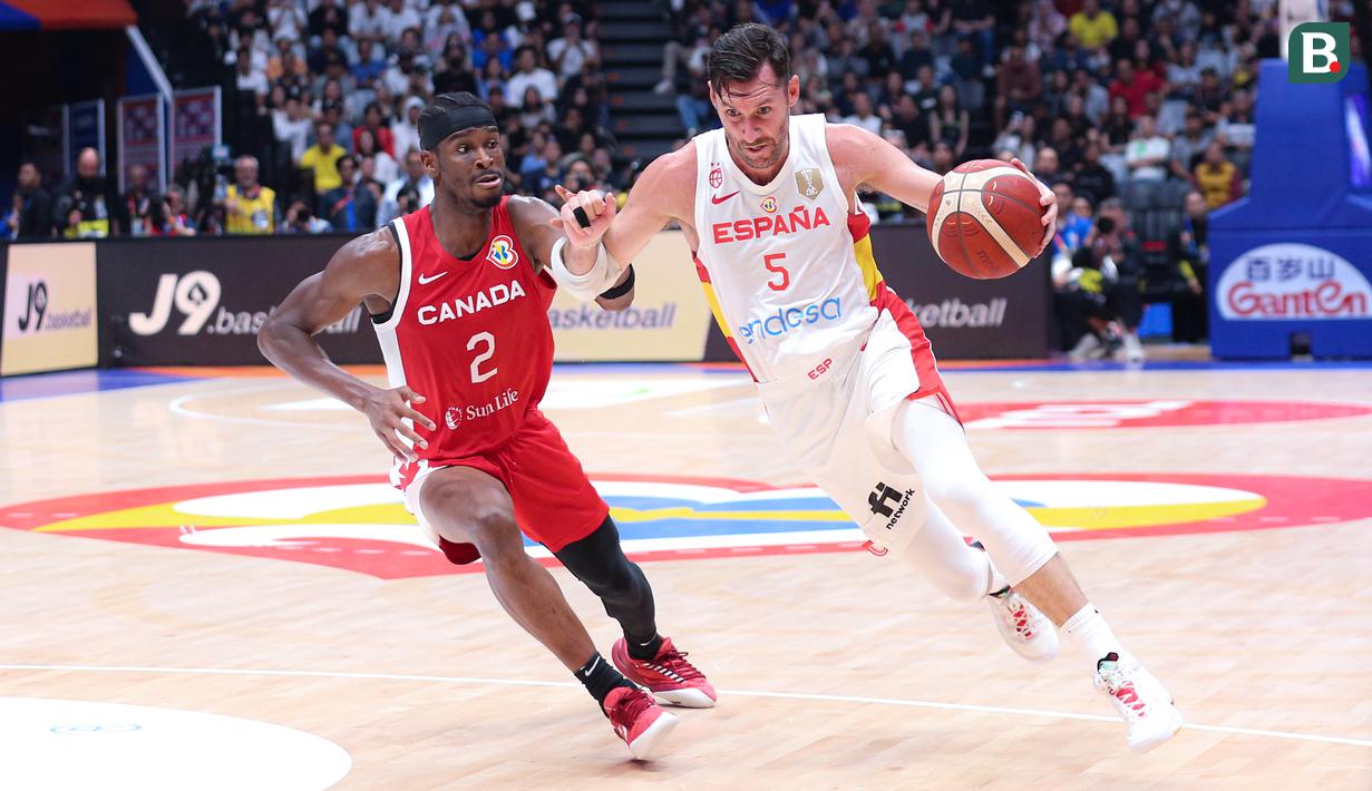 Pebasket Spanyol, Rudy Fernandez (kanan) berusaha melewati pebasket Kanada, Shai Gilegeous-Alexander pada laga Grup L Piala Dunia FIBA 2023 melawan Spanyol di Indonesia Arena, Senayan, Jakarta, Minggu (03/09/2023). Spanyol kalah dengan skor 85-88. (Bola.com/Bagasakara Lazuardi)