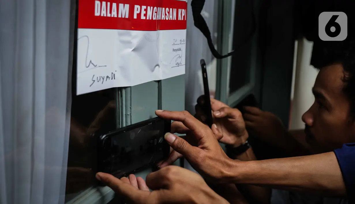 Jurnalis mengambil gambar ruang kerja komisioner KPU Wahyu Setiawan yang disegel KPK usai penggeledahan di Kantor KPU sementara, Jakarta, Kamis (9/1/2020).  Penggeledahan dan penyegelan terkait operasi tangkap tangan (OTT) KPK terhadap Wahyu pada 8 Januari kemarin. (Liputan6.com/Faizal Fanani)