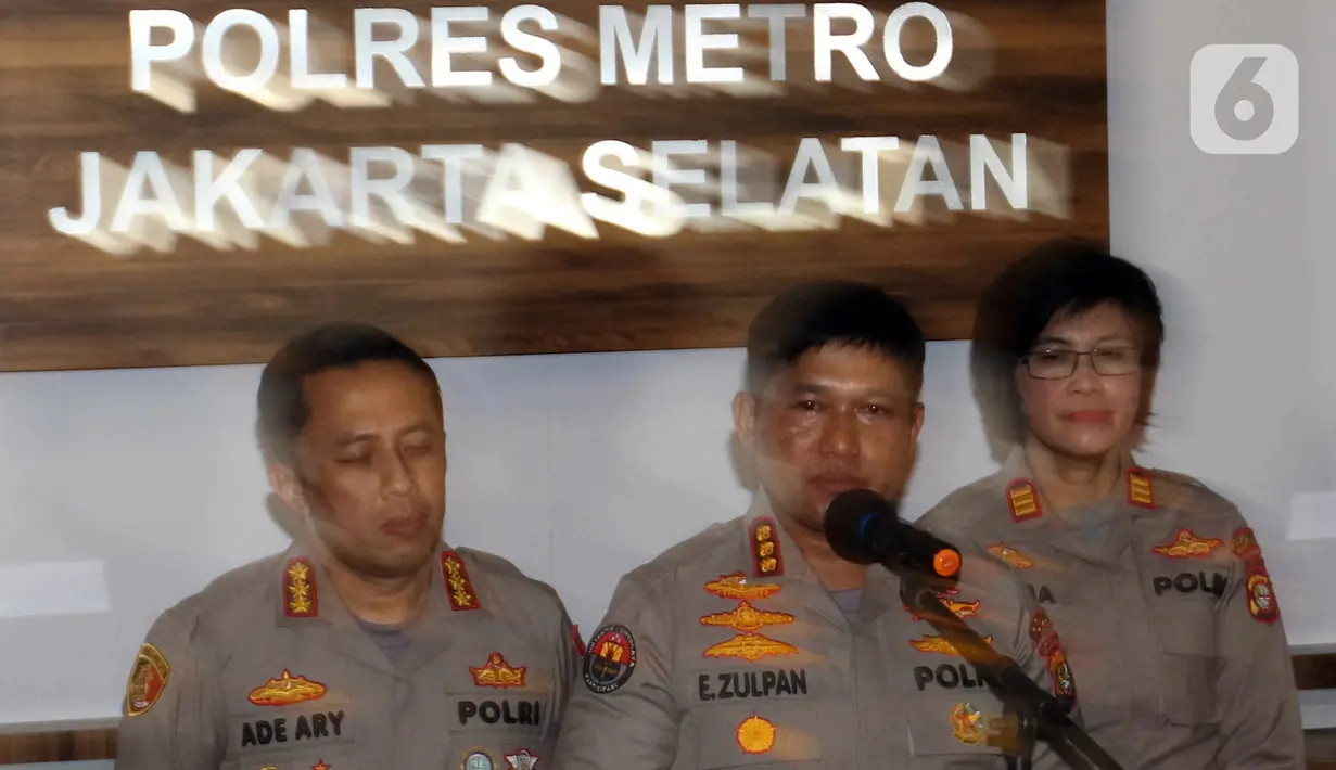 Kadiv Humas Polda Metro Jaya Kombes Pol E Zulpan (tengah) menyampaikan keterangan saat jumpa pers terkait kasus kekerasan dalam rumah tangga (KDRT) yang dilakukan oleh artis Rizky Billar di Polres Metro Jakarta Selatan, Rabu (12/10/2022). Polres Metro Jakarta Selatan resmi menaikkan status Rizky Billar dari saksi menjadi tersangka dalam kasus KDRT yang dilakukan terhadap Lesti Kejora. (Liputan6.com/Herman Zakharia)