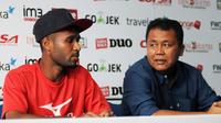 Pelatih Semen Padang, Syafrianto Rusli, bersama pemain muda Fridolin Yoku (Bola.com/Iwan Setiawan)
