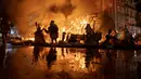 Falla terbakar selama festival Fallas tradisional di Valencia, Spanyol, Sabtu (19/3/2022). Fallas adalah struktur raksasa yang terbuat dari karton yang menggambarkan peristiwa dan kepribadian terkini di mana tokoh individu atau Ninot ditempatkan. (AP Photo/Alberto Saiz)