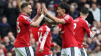 Bek Manchester United, Luke Shaw (kiri), merayakan gol pembuka bersama Lisandro Martinez (kanan), dalam pertandingan sepak bola Premier League antara Manchester United melawan Nottingham Forest di Old Trafford, Manchester, Inggris barat laut, pada 17 Mei 2026. (Darren Staples / AFP)