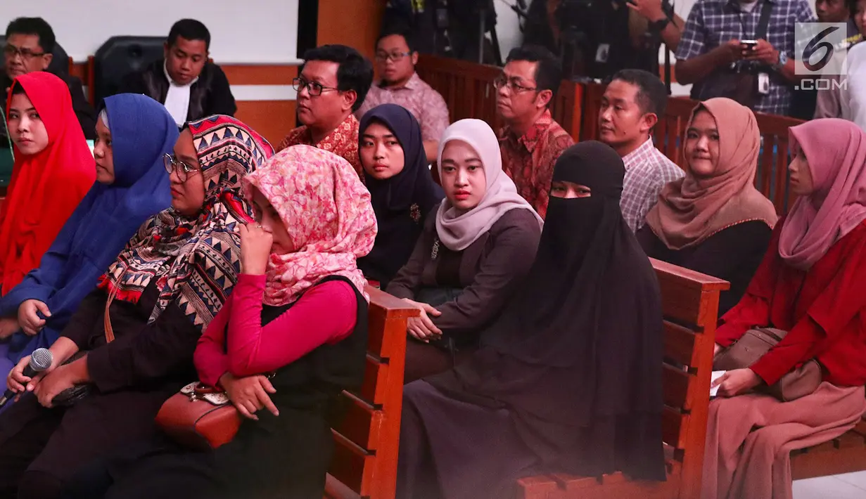 Para saksi hadir saat sidang kasus dugaan penipuan First Travel di PN Kota Depok, Senin (19/3). Dalam sidang ini jaksa ingin menggali keterangan dari saksi terkait administrasi dan manajemen di First Travel. (Liputan6.com/Immanuel Antonius)