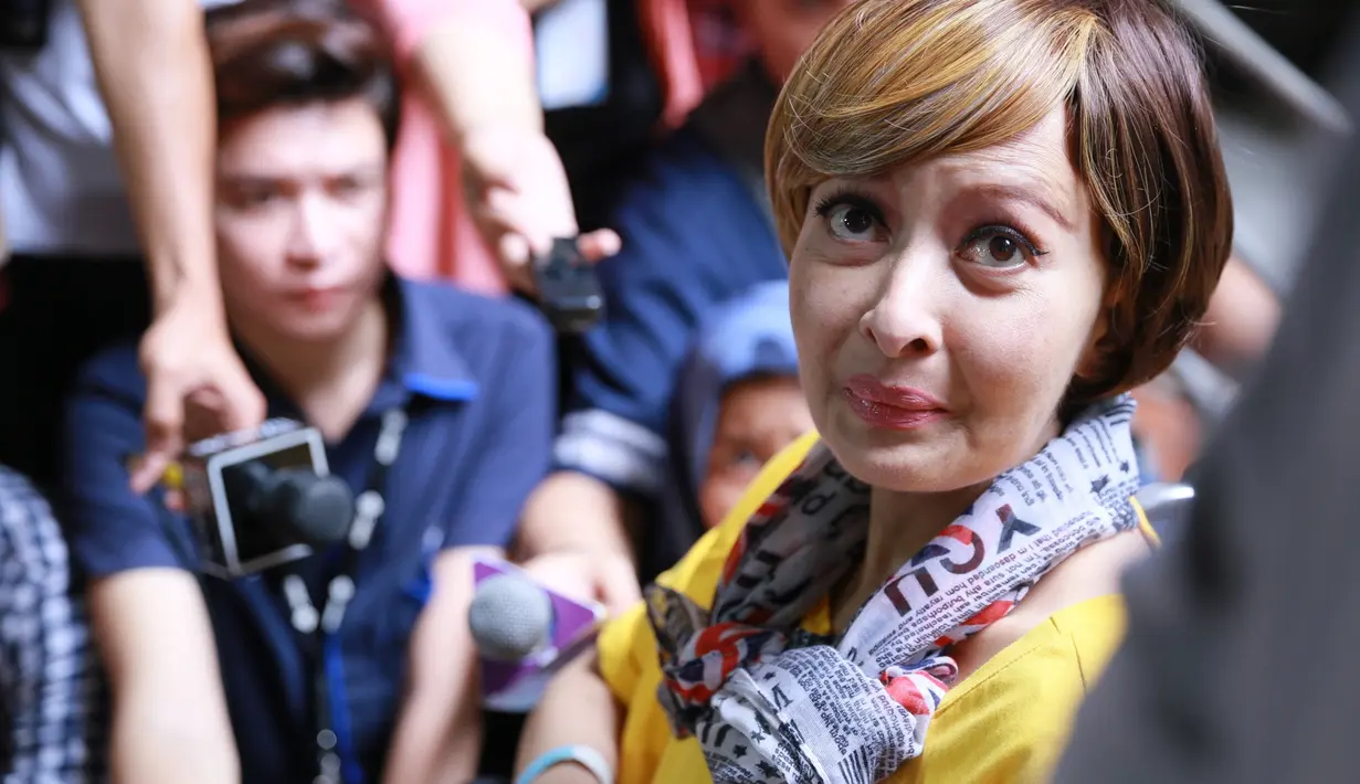 Nita mengaku sejak siang tidak bersama Yana Zein, sedang pulang kampung. Kondisi Yana  sempat membaik sekitar pukul 17.00 WIB. Diduga, ibu dua anak itu kelelahan hingga akhirnya tak sadarkan diri. (Adrian Putra/Bintang.com)