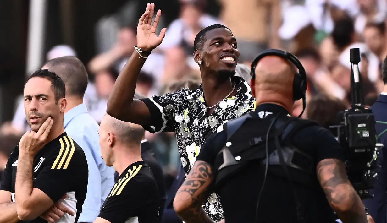 Laga antara Juventus kontra AS Roma di pekan ke-3 juga dihadiri oleh Paul Pogba yang tengah menjalani pemulihan akibat cedera yang didapat saat melakukan tur pramusim di Amerika Serikat. Gelandang Juventus ini diprediksi akan pulih lebih cepat dari yang diperkirakan. (AFP/Marco Bertorello)