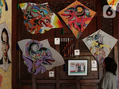 Pengunjung melihat koleksi layang-layang di Museum Layang-Layang, kawasan Fatmawati, Jakarta, Kamis (16/7/2020). Museum yang menampung 500 jenis layang-layang dari 32 provinsi itu kembali dibuka setelah tiga bulan tutup akibat pembatasan sosial berskala besar (PSBB). (merdeka.com/Arie Basuki)