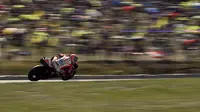Pembalap Ducati, Andrea Dovizioso memberikan penilaian soal fairing anyar Ducati di MotoGP 2017. (Michal Cizek / AFP)