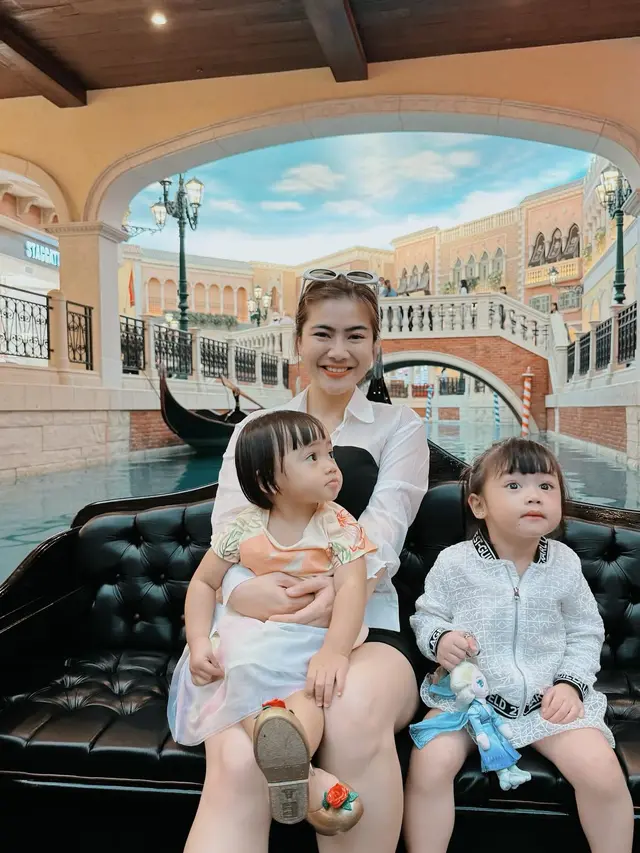 7 Momen Liburan Felicya Angelista ke Macau, Seru Naik Gondola